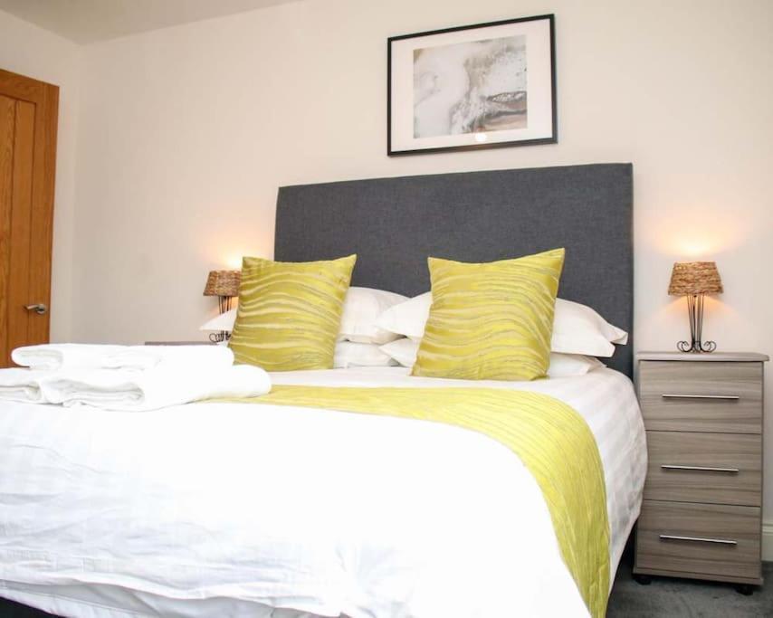 Luxe Living Guest House-Sleeps 6-Private Parking-Free Wifi-Beach-City Свонсі Екстер'єр фото