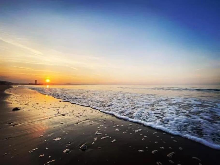 Luxe Living Guest House-Sleeps 6-Private Parking-Free Wifi-Beach-City Свонсі Екстер'єр фото
