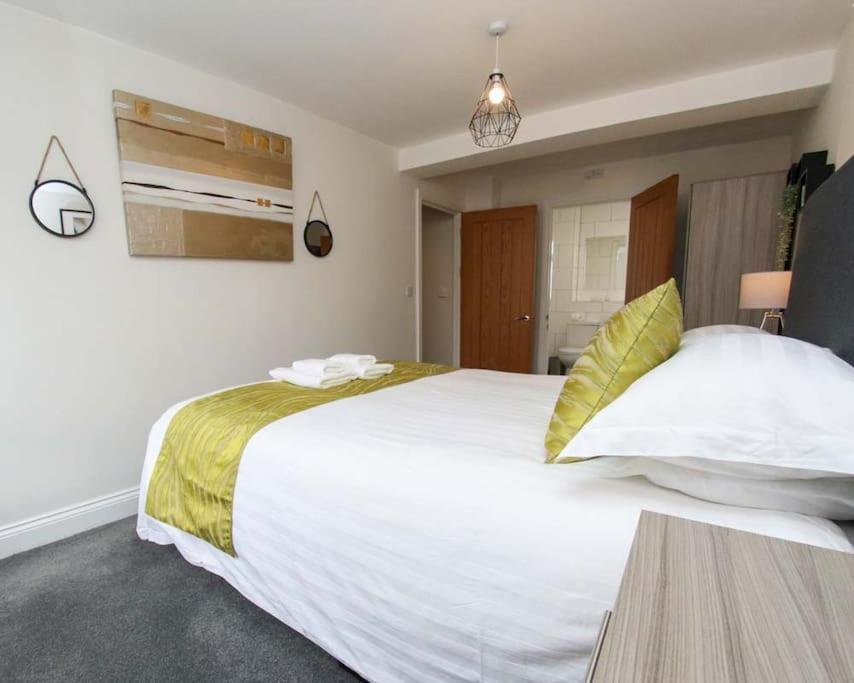 Luxe Living Guest House-Sleeps 6-Private Parking-Free Wifi-Beach-City Свонсі Екстер'єр фото